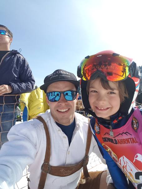 Inenrhofer con uno dei piccoli fan: Da bambino sognavo di sciare con i campioni, per questo organizzo questa festa